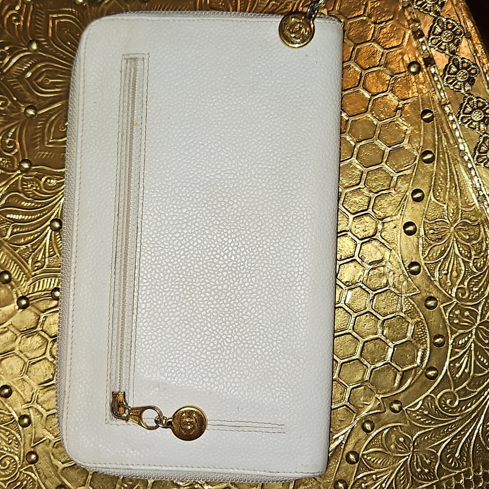 Chanel White Timeless/Classique Leather Wallet - Picture 2 of 13